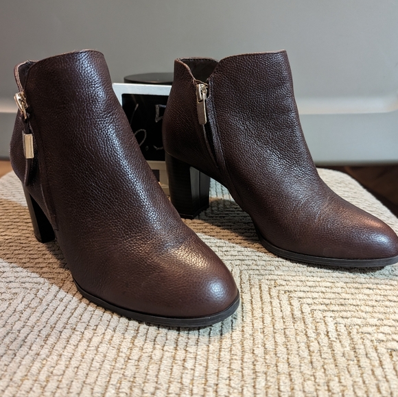 Alex Marie 6.5 rich chocolate pebble leather 2.5" stack heel gold zip side boots - Picture 2 of 10